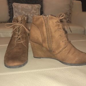 Like new! Brown suede bootie size 8
